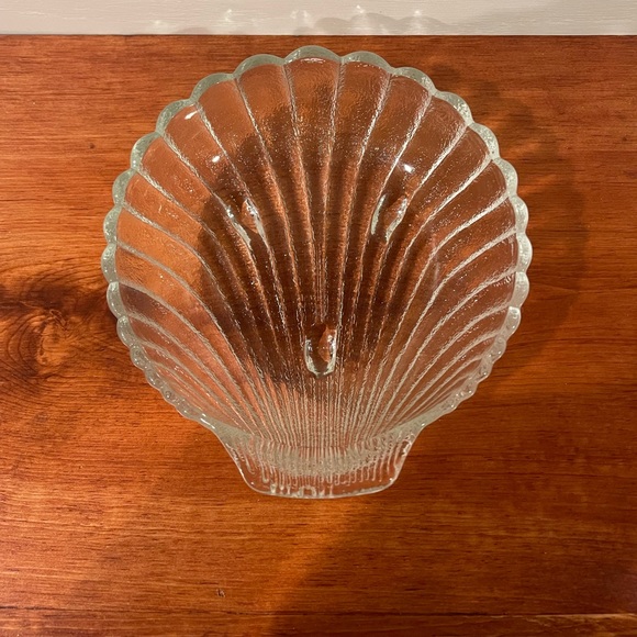 VINTAGE ANCHOR HOCKING FOOTED SHELL BOWL - TEXTURED CLEAR GLASS - Picture 2 of 6